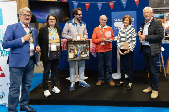 Roger Belot pose avec Denise et Daniel Vuillon les héros de la BD. Entre Patrick Gobert et Cédric Martigny, Amélie Rafael, DAF de la confédération des Scop et des Scic, membre du Jury - Photo Jacques Martin -