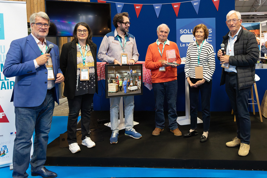 Roger Belot pose avec Denise et Daniel Vuillon les héros de la BD. Entre Patrick Gobert et Cédric Martigny, Amélie Rafael, DAF de la confédération des Scop et des Scic, membre du Jury - Photo Jacques Martin -