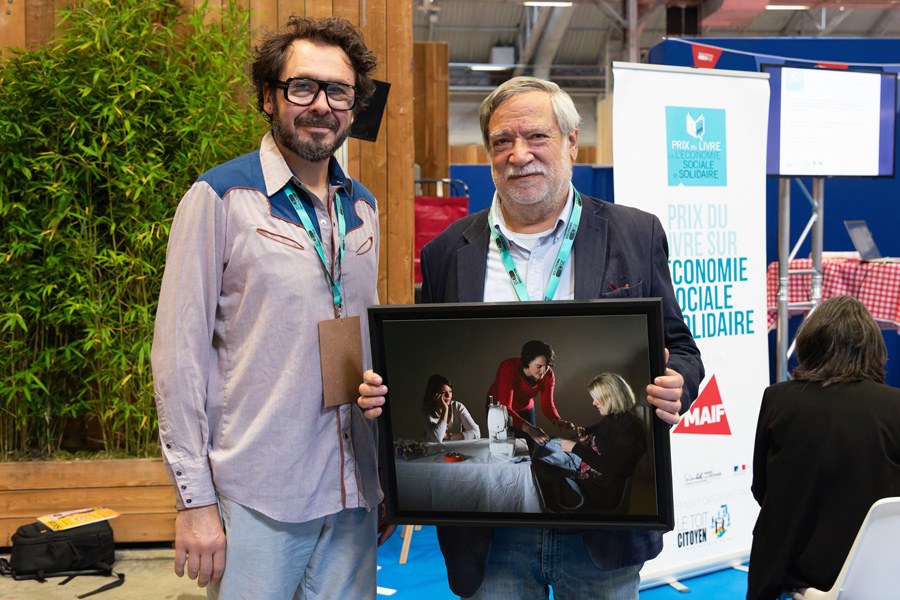 Jean-Philippe Milesy fier de l'œuvre originale de Cédric Martigny, photographe du monde du travail et de l'ESS - Photo Jacques Martin -