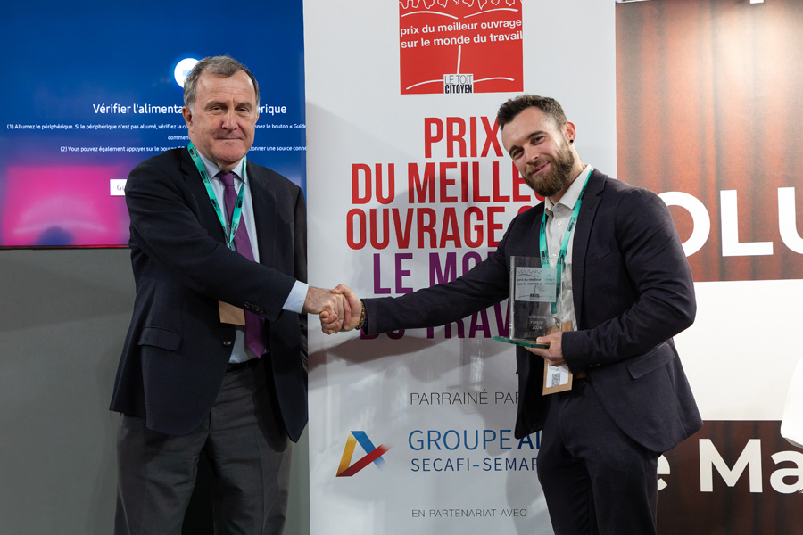 Sébastien Montaut reçoit son trophée des mains de Pierre Ferracci, président du Groupe Alpha et parrain du prix - Photo Jacques Martin