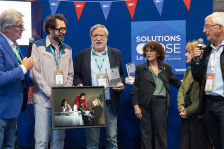 Entre ses éditrices Anita Weber, Catherine Zbinden et Cédric Martigny, Jean-Philippe Milesy savoure son prix. Aux extrêmes, Roger Belot et Patrick Gobert – Photo : Jacques Martin –